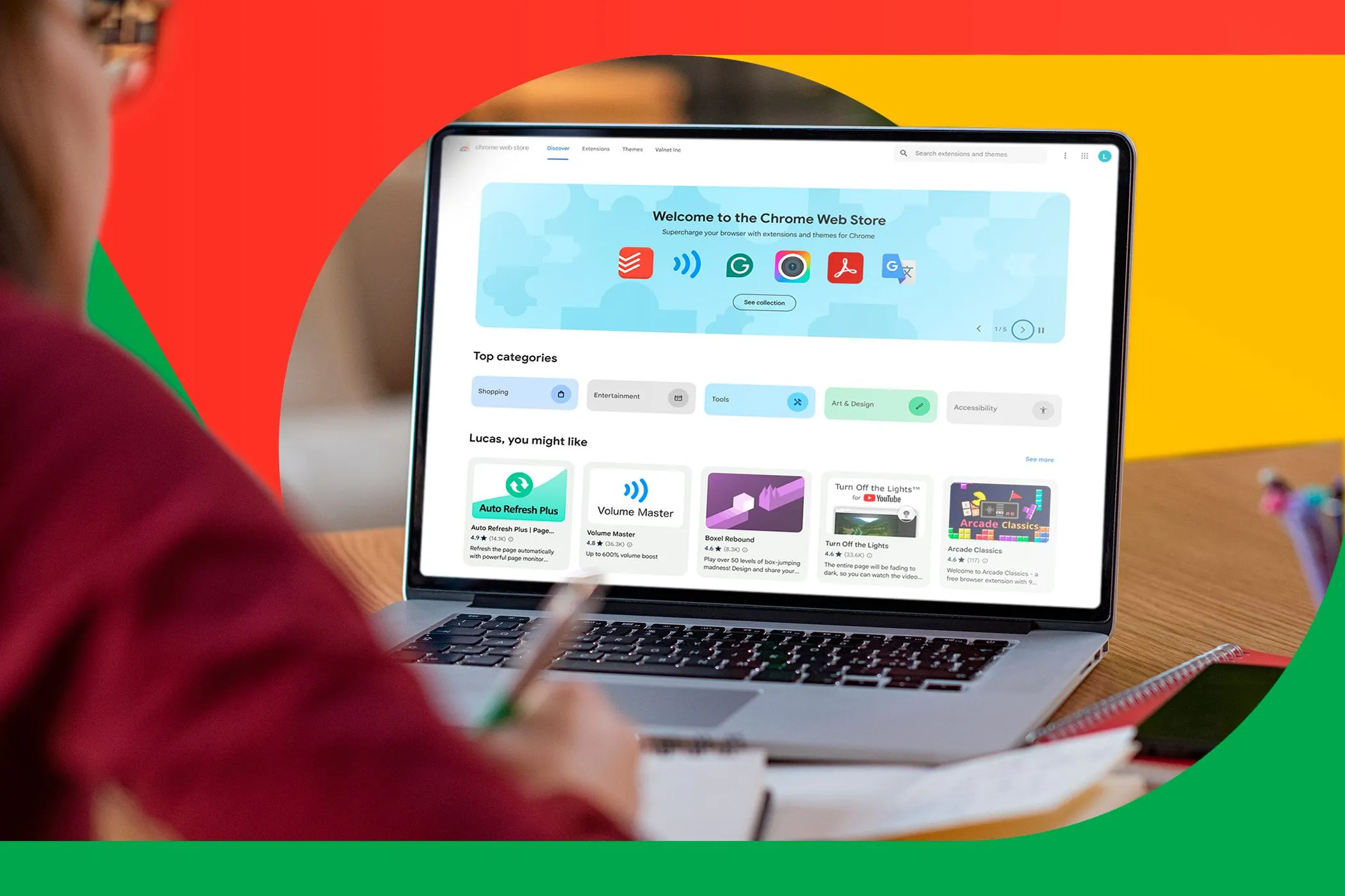 Người dùng đang nghiên cứu tiện ích trên Chrome Web Store