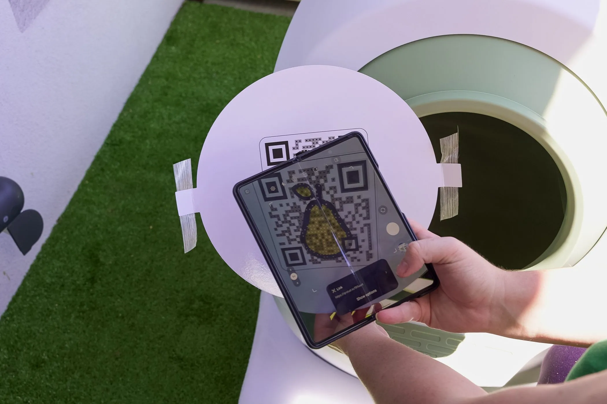 Người dùng đang quét mã QR trên điện thoại, nhấn mạnh việc phân tích ngữ cảnh