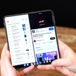 Người dùng đang sử dụng OnePlus Open ở chế độ chia đôi màn hình, tối ưu cho đa nhiệm trên điện thoại gập