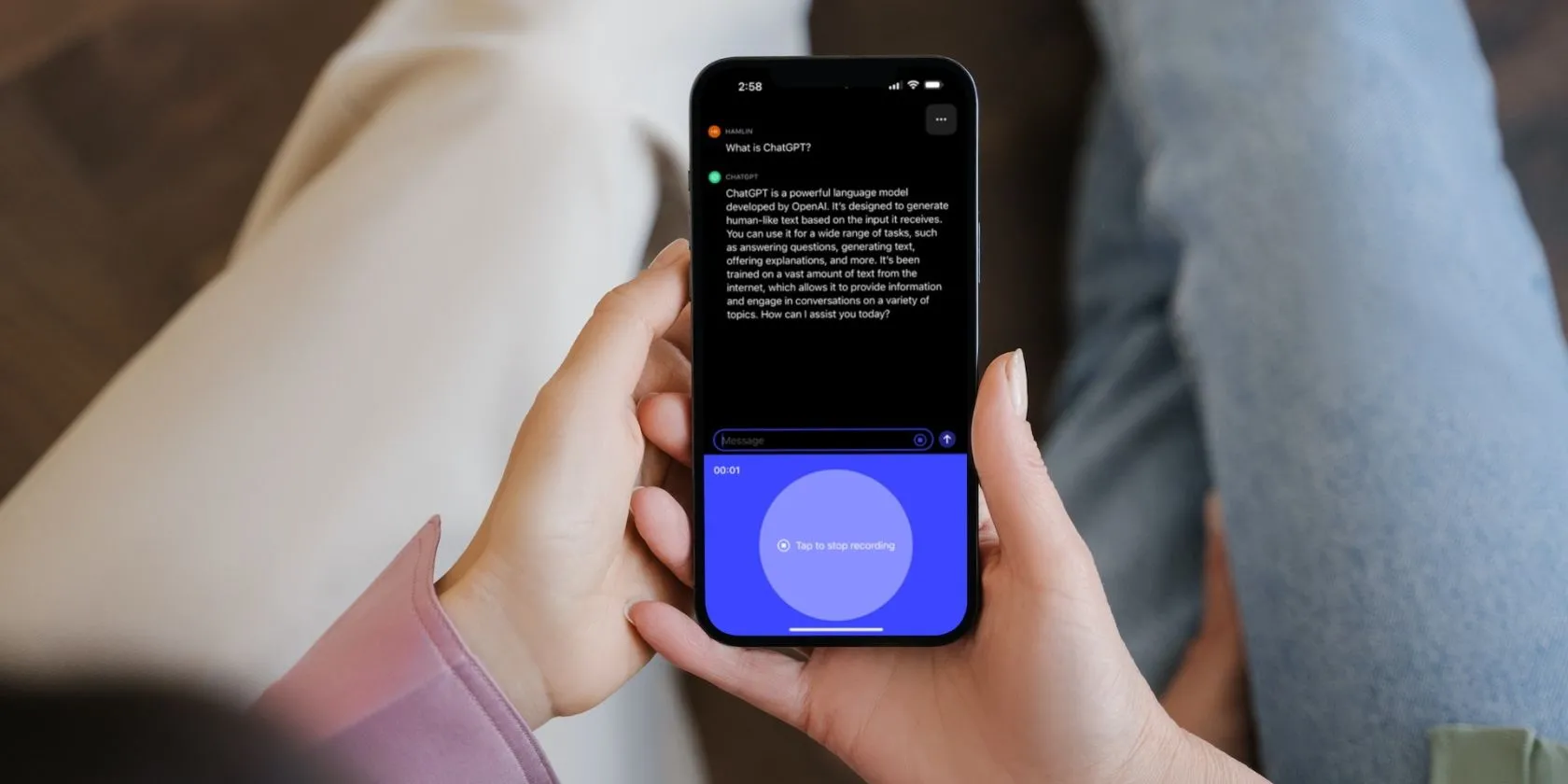 Người dùng đang sử dụng tính năng phiên âm bằng Whisper của OpenAI trên ứng dụng ChatGPT trên iPhone