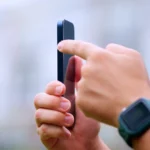 Người dùng đang trải nghiệm nút Tác vụ (Action Button) trên iPhone 15 Pro, tính năng cao cấp thường ít được sử dụng trong thực tế.