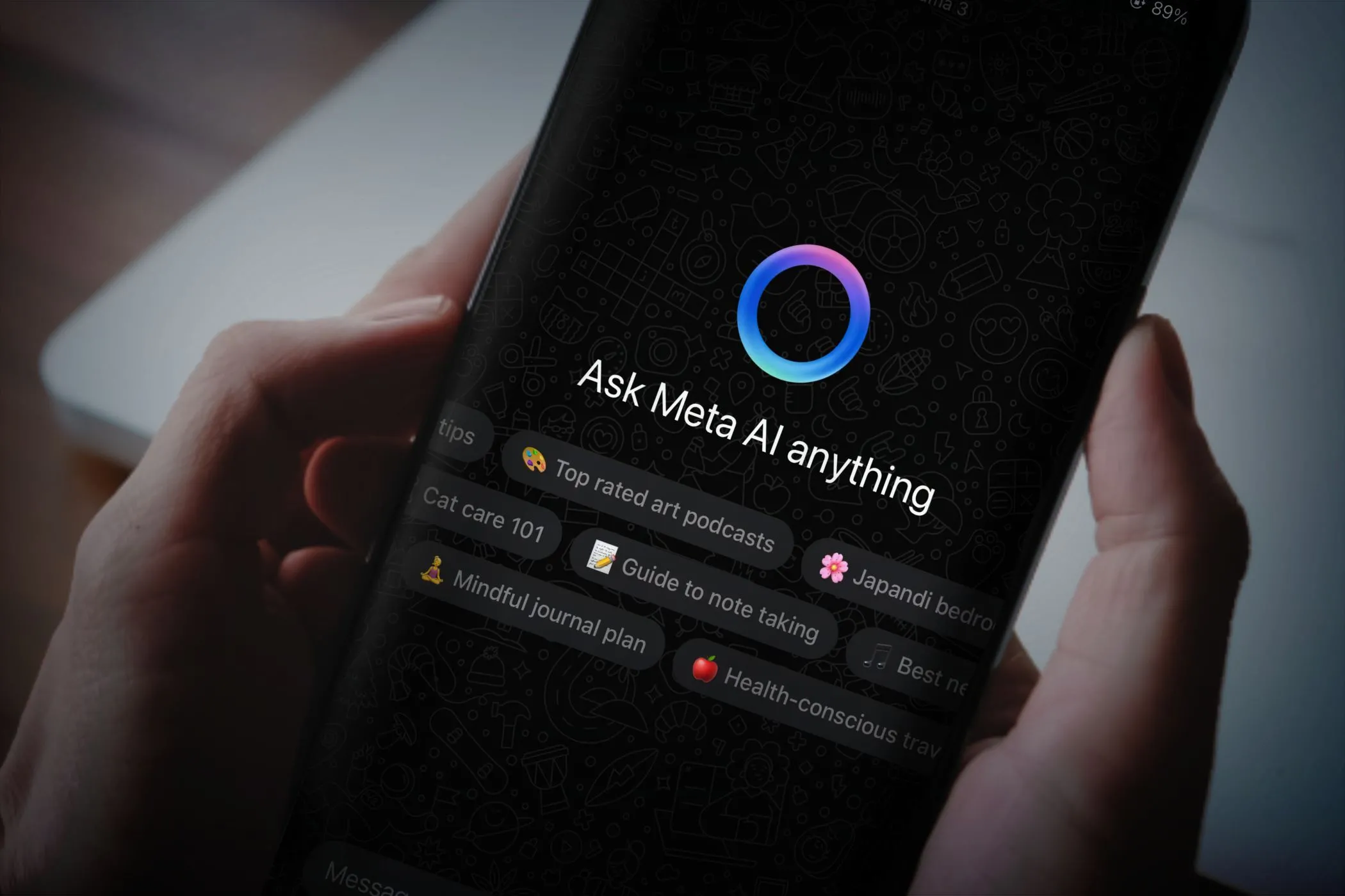 Người dùng đang tương tác với chatbot Meta AI trên ứng dụng WhatsApp, minh họa nguy cơ rò rỉ thông tin cá nhân như số điện thoại.