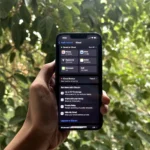 Người dùng đang xem cài đặt iCloud trên iPhone, minh họa dung lượng lưu trữ miễn phí hạn chế của dịch vụ