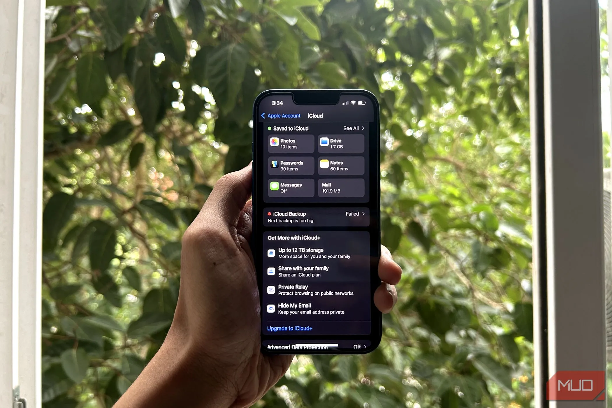 Người dùng đang xem cài đặt iCloud trên iPhone, minh họa dung lượng lưu trữ miễn phí hạn chế của dịch vụ