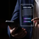 Người dùng đang xem cài đặt quyền riêng tư hoặc tùy chọn cookie trên màn hình điện thoại, minh họa việc quản lý dữ liệu cá nhân