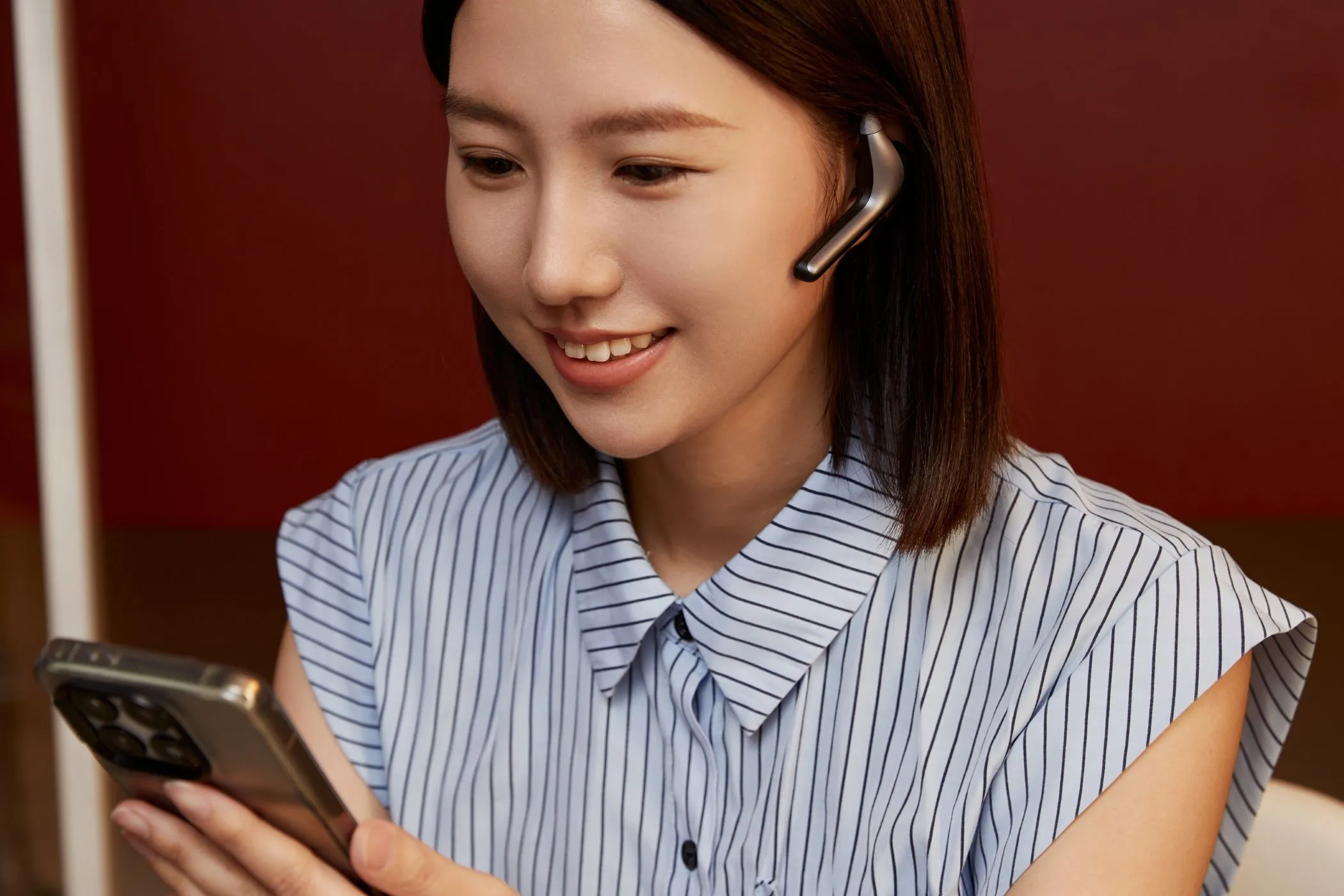 Người dùng gọi video mượt mà nhờ công nghệ dịch thuật AI liên tục học hỏi của Babel OS trên W4 Pro