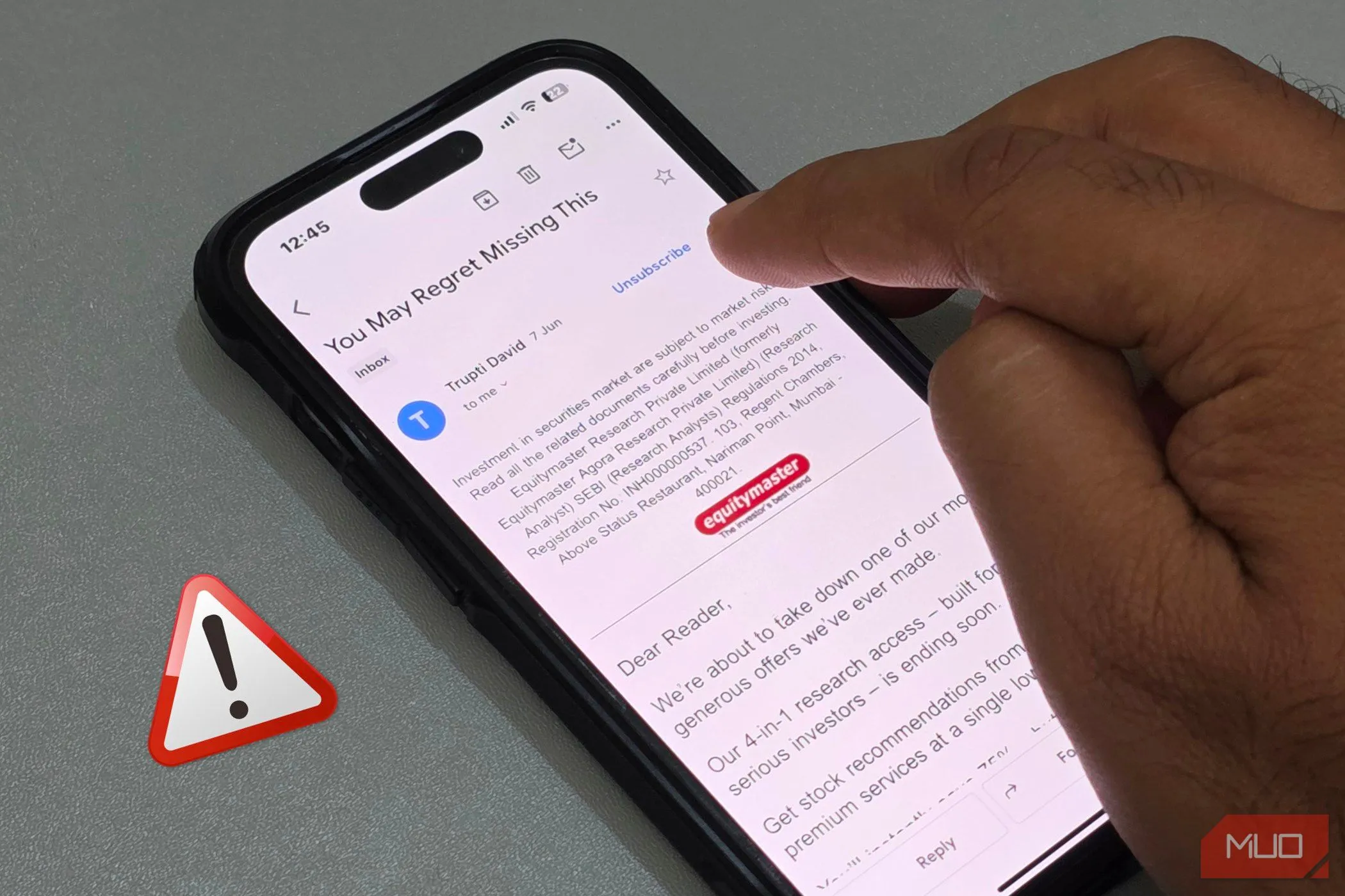 Người dùng iPhone thực hiện hủy đăng ký từ một email spam, minh họa rủi ro khi tương tác với thư rác.