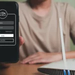 Người dùng kiểm tra điện thoại cạnh router Wi-Fi để tìm mạng ẩn SSID