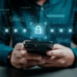 Người dùng nhập mật khẩu an toàn trên màn hình điện thoại