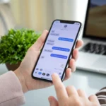 Người dùng nữ đang sử dụng iMessage trên iPhone, minh họa sự phổ biến của ứng dụng nhắn tin Apple.