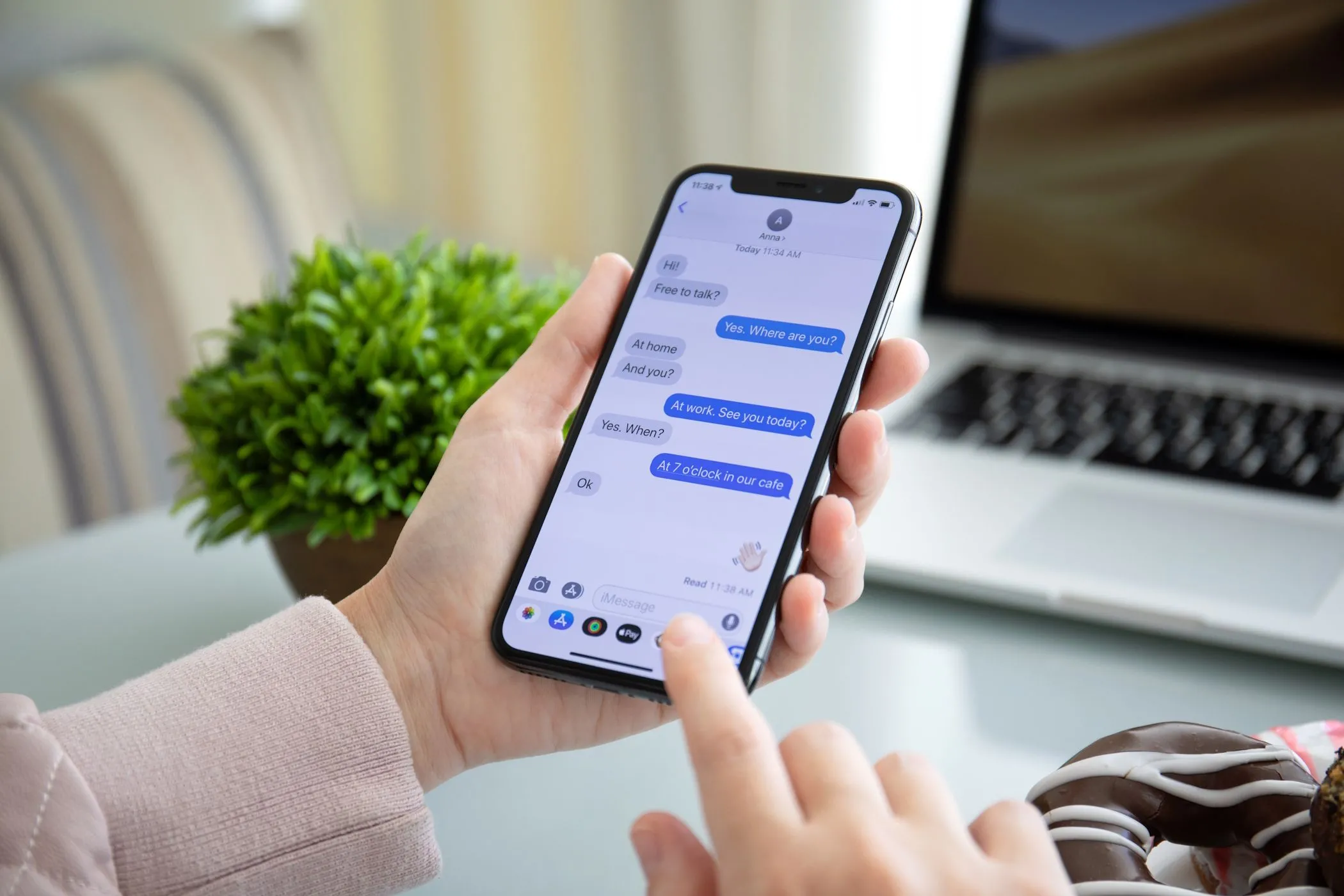 Người dùng nữ đang sử dụng iMessage trên iPhone, minh họa sự phổ biến của ứng dụng nhắn tin Apple.