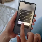 Người dùng nữ đang sử dụng iPhone 12 Pro với chế độ Tập trung (Focus Mode) được kích hoạt, biểu tượng của việc quản lý thông báo để cải thiện sự tập trung.