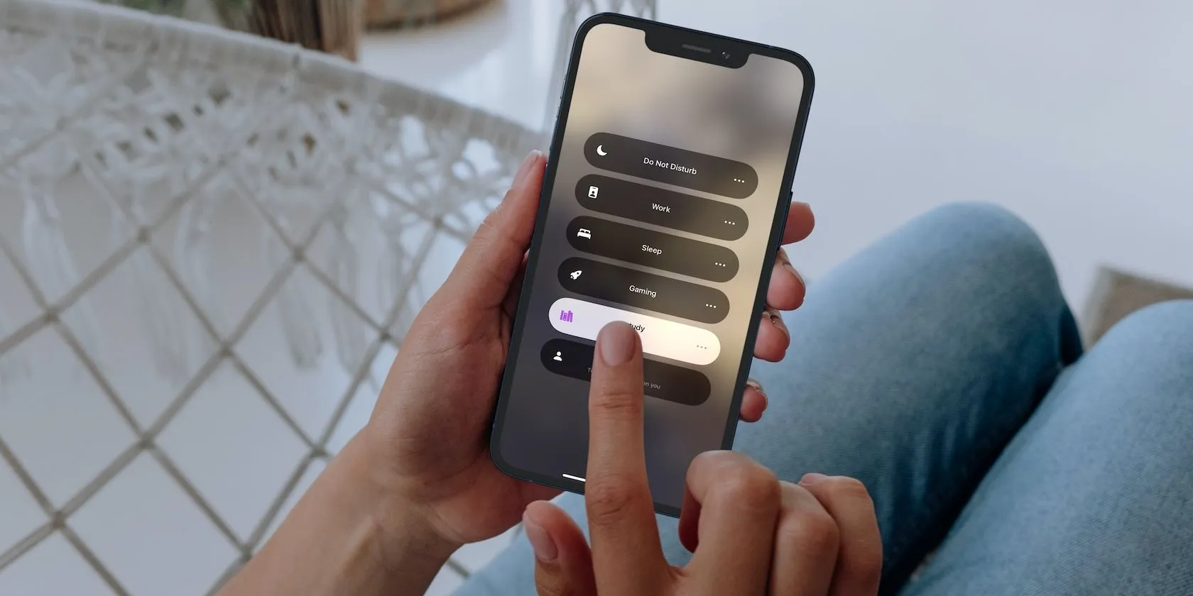 Người dùng nữ đang sử dụng iPhone 12 Pro với chế độ Tập trung (Focus Mode) được kích hoạt, biểu tượng của việc quản lý thông báo để cải thiện sự tập trung.