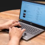 Người dùng sử dụng laptop Acer Chromebook