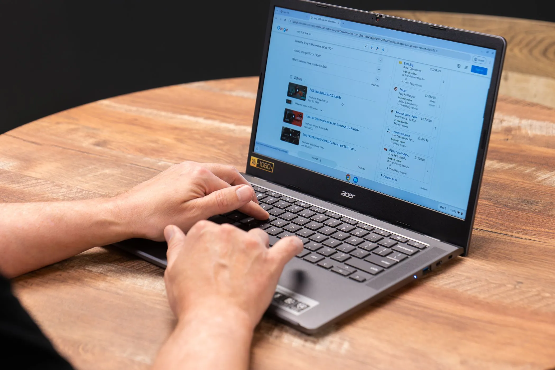 Người dùng sử dụng laptop Acer Chromebook