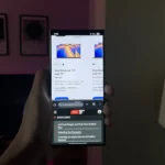 Người dùng sử dụng tính năng chia đôi màn hình trên Samsung Galaxy S24 Ultra, hiển thị đồng thời trình duyệt Google Chrome và Samsung Internet, minh họa khả năng đa nhiệm vượt trội.
