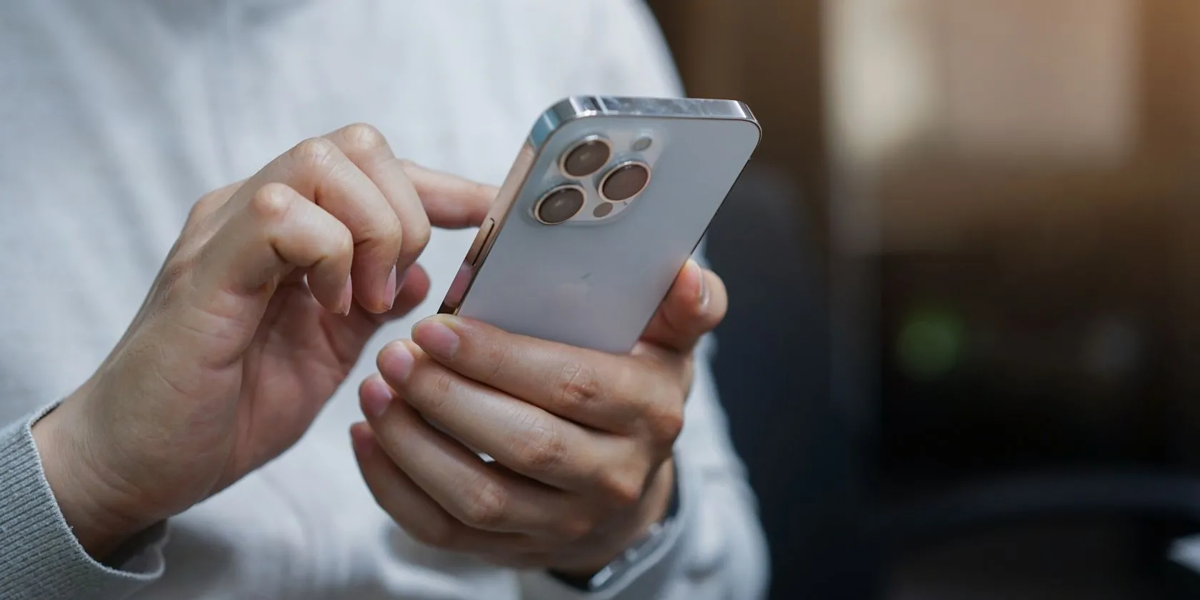 Người dùng thao tác trên iPhone 13 Pro Max với khả năng hỗ trợ eSIM