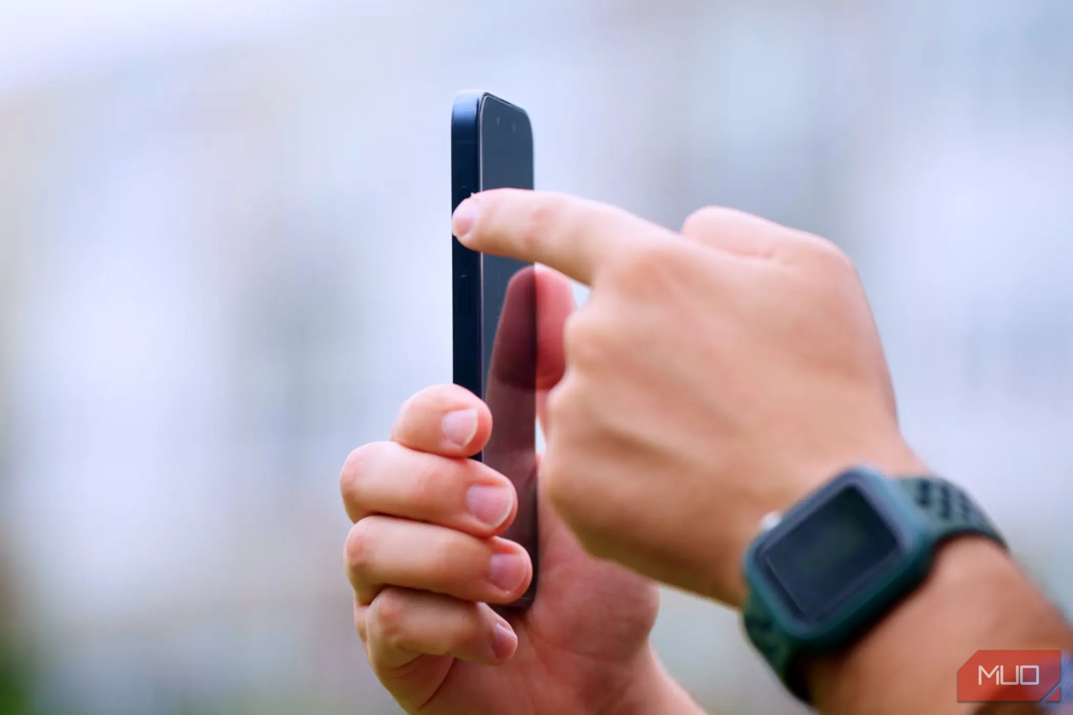 Người dùng thao tác với Nút Tùy Chỉnh (Action Button) trên iPhone 15 Pro