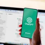 Người dùng trải nghiệm ChatGPT trên cả điện thoại và máy tính, minh họa việc đồng bộ hóa dữ liệu giữa các thiết bị.