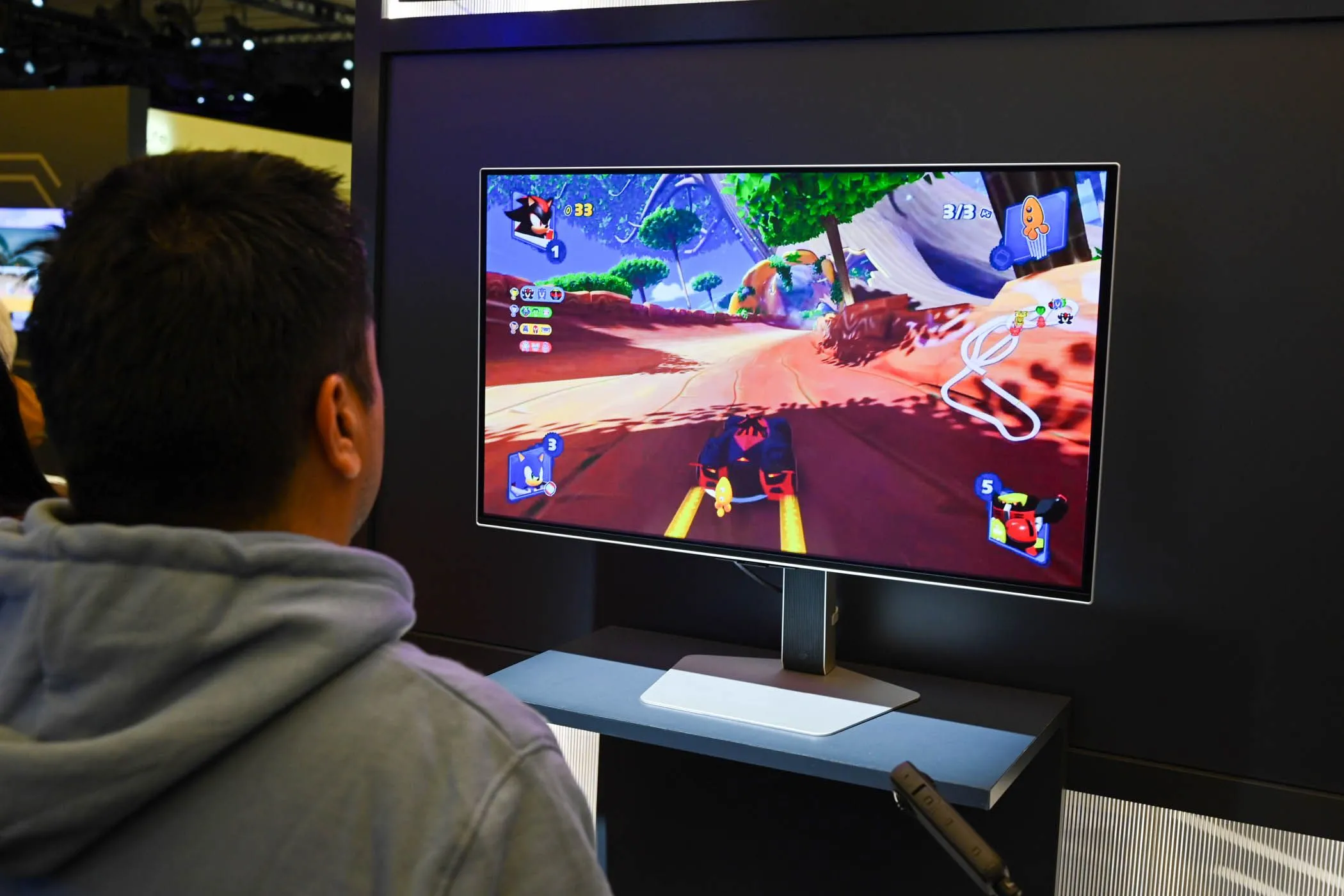 Người dùng trải nghiệm chơi game trên màn hình lớn Odyssey OLED G8 32 inch tại CES 2024, đối lập với lợi ích công thái học của màn hình nhỏ.