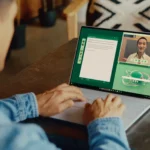 Người dùng trải nghiệm hiệu năng giả lập trên laptop Dell XPS 13 Snapdragon X Elite