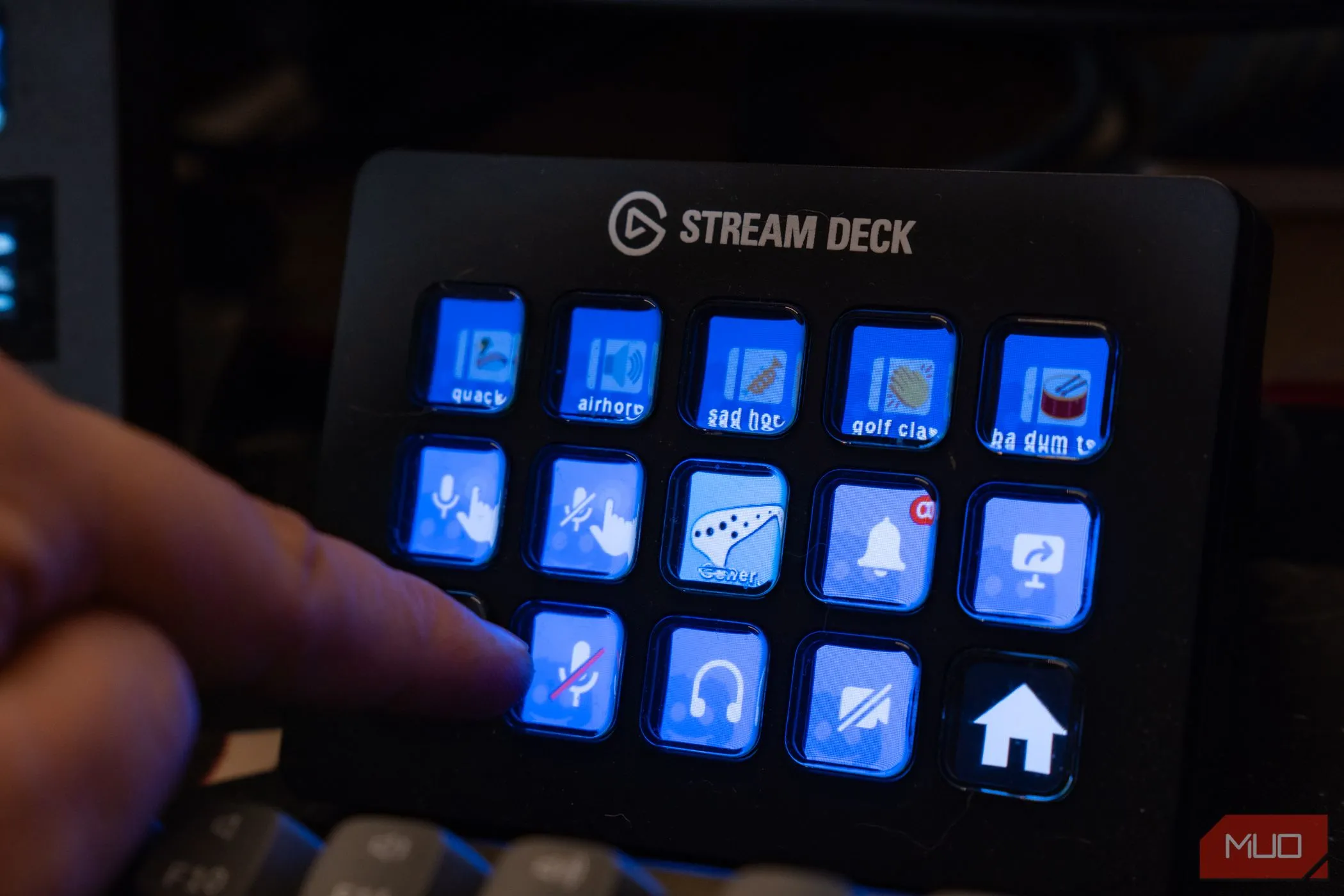 Người dùng tương tác với Elgato Stream Deck, chọn biểu tượng plugin Discord để điều khiển cuộc gọi, minh họa khả năng tích hợp ứng dụng và tối ưu chức năng.