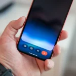 Người dùng tương tác với trợ lý AI Gemini Live trên điện thoại Google Pixel 9a.