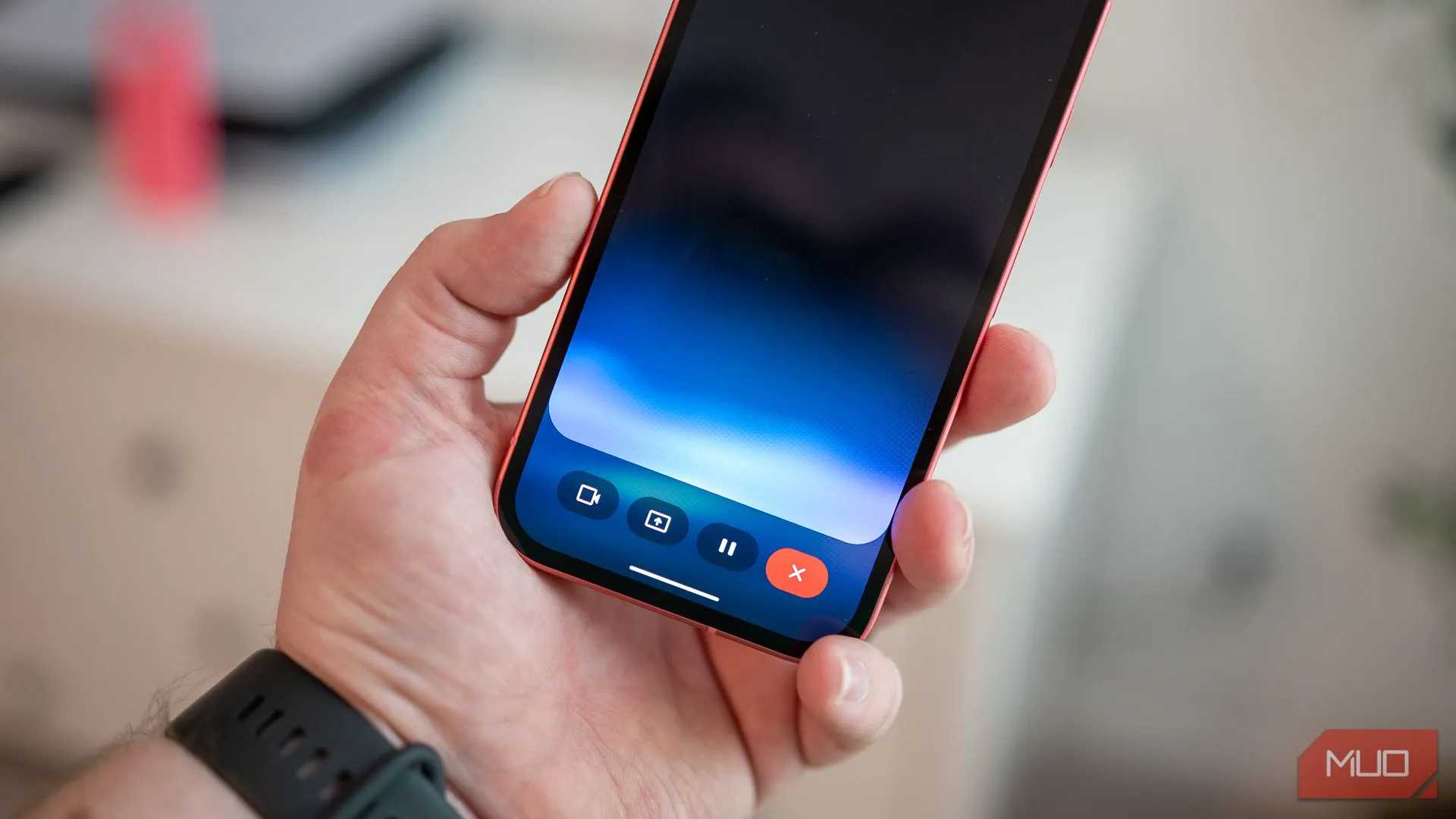 Người dùng tương tác với trợ lý AI Gemini Live trên điện thoại Google Pixel 9a.