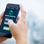 Người dùng ứng dụng ngân hàng trên điện thoại