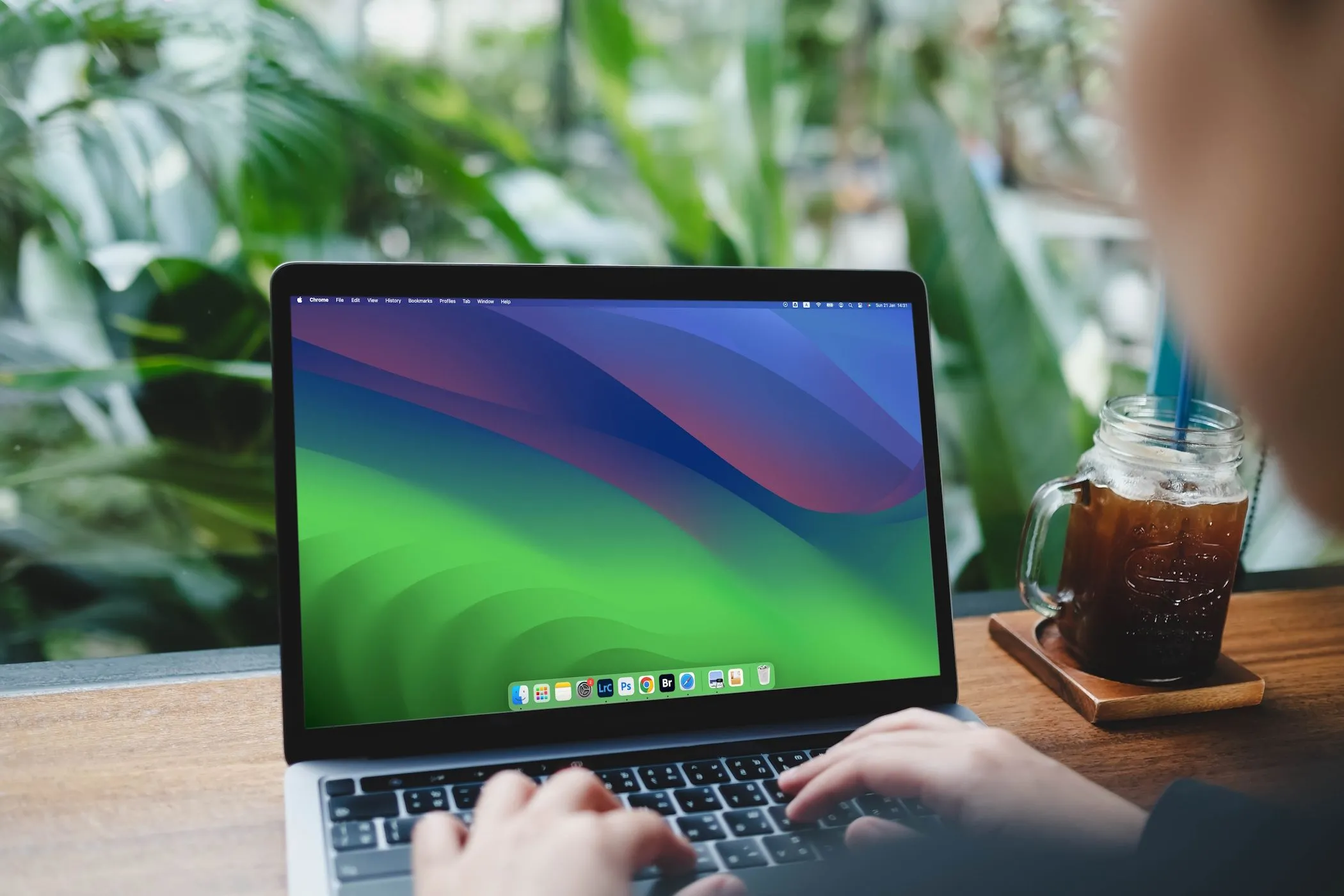 Người phụ nữ đang gõ bàn phím MacBook Air, minh họa việc nghiên cứu thông tin công ty trực tuyến