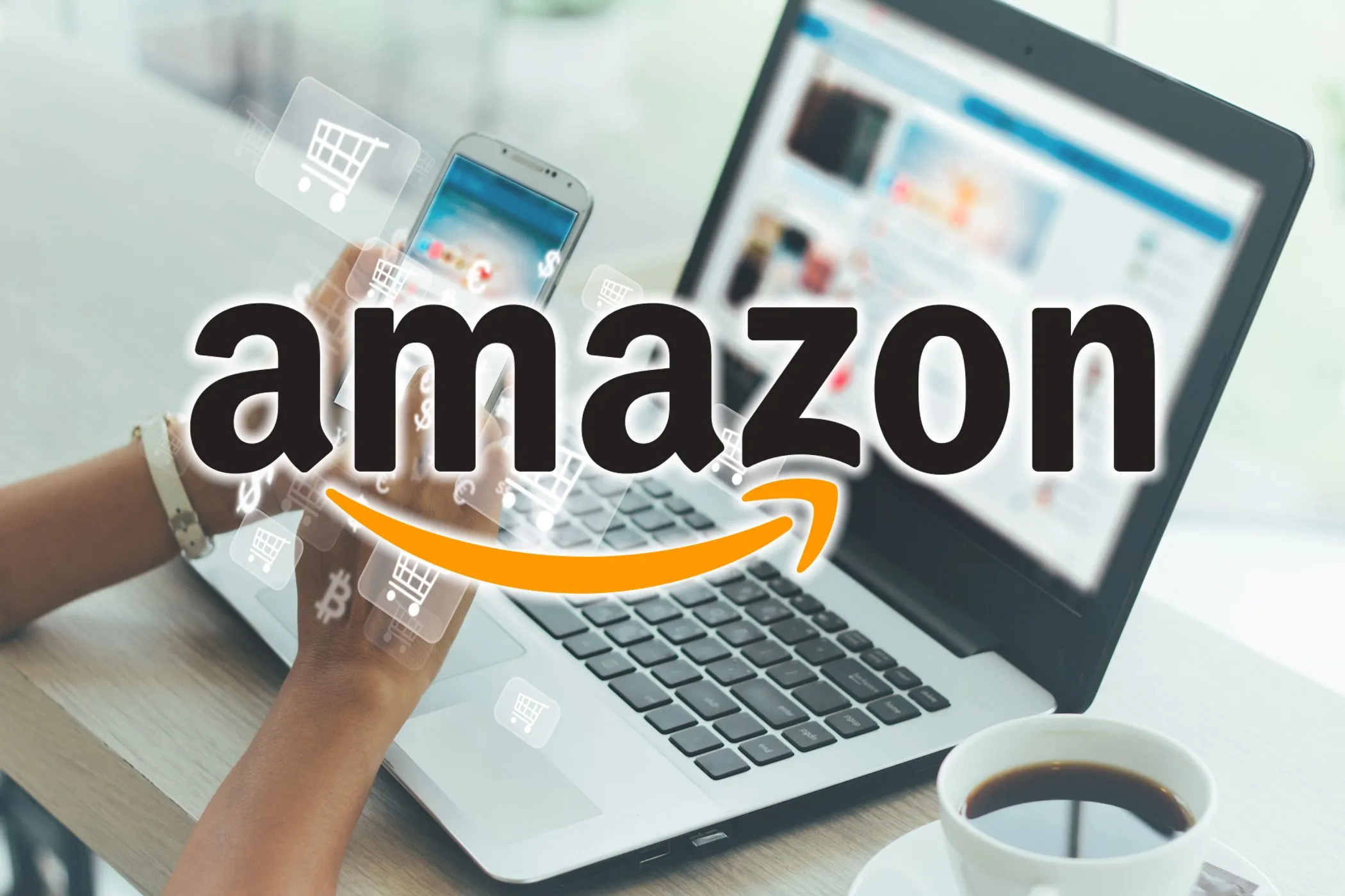 Người phụ nữ đang mua sắm trực tuyến trên laptop với logo Amazon hiển thị trên màn hình