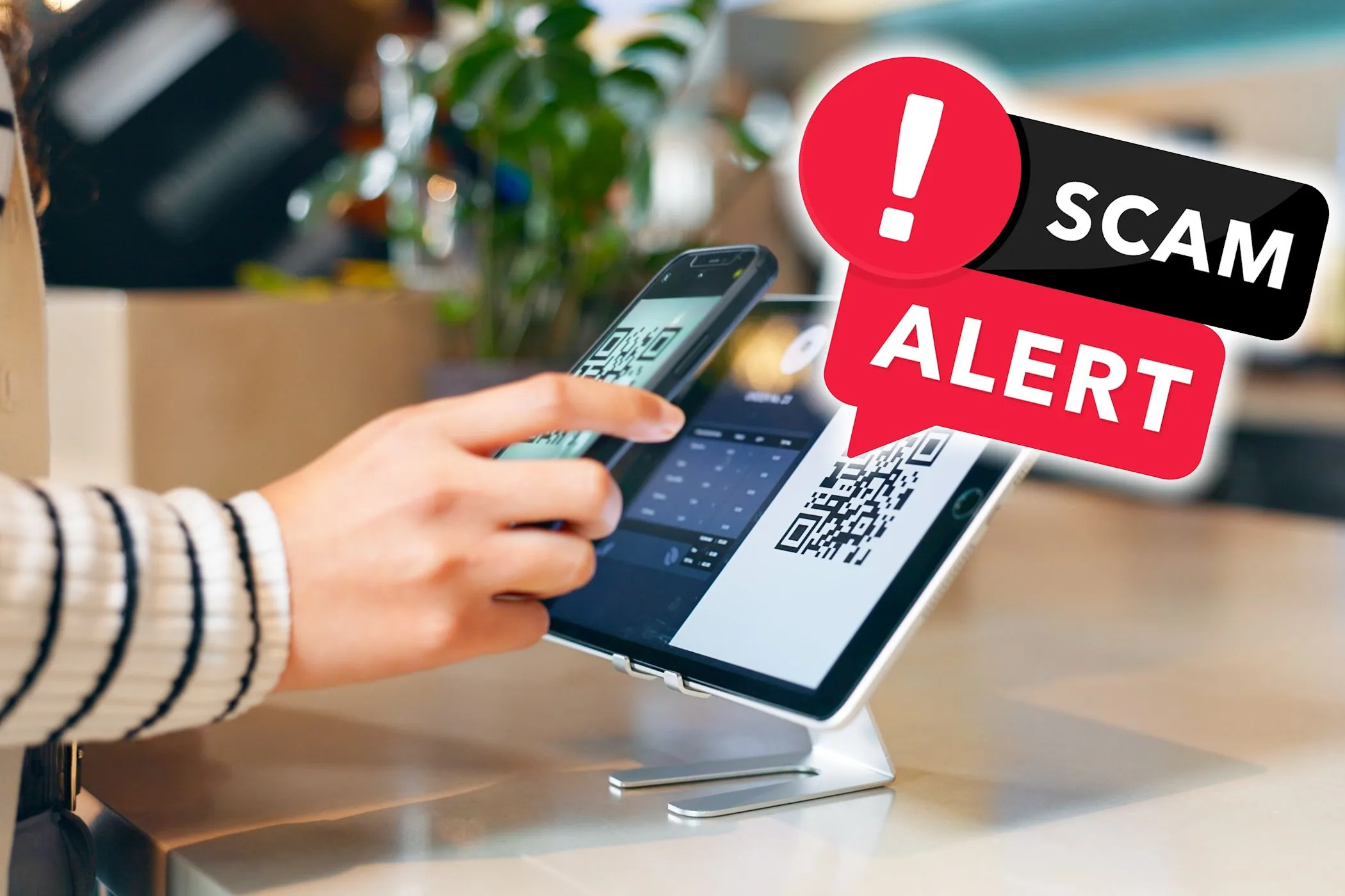 Người phụ nữ đang quét mã QR trên máy quét, minh họa cho nguy cơ lừa đảo mã QR liên quan đến eSIM