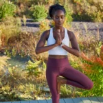 Người phụ nữ đang tập yoga, trên cổ tay đeo đồng hồ thông minh Garmin Quatix 6x Solar theo dõi sức khỏe và hoạt động thể chất