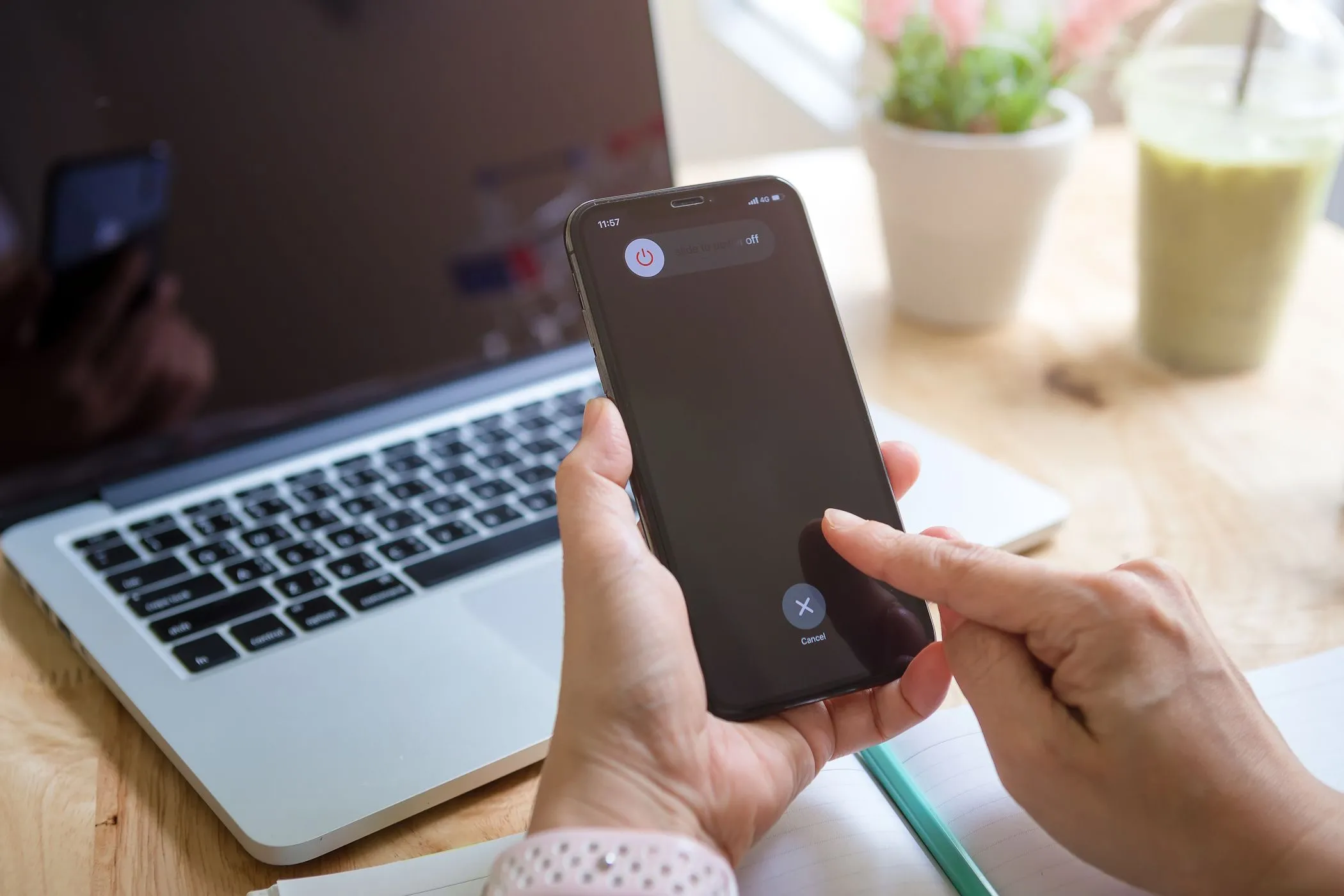 Người phụ nữ đang tắt nguồn iPhone
