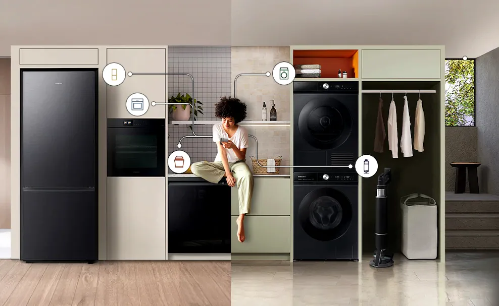 Người phụ nữ trong căn bếp thông minh với các thiết bị IoT hiện đại, tiềm ẩn nguy cơ bảo mật nếu không được cập nhật phần mềm.