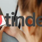 Người phụ nữ xem ứng dụng hẹn hò Tinder trên điện thoại