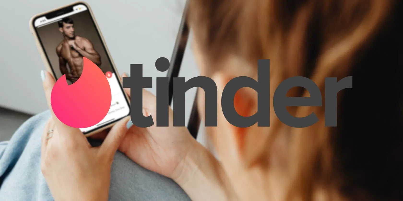 Người phụ nữ xem ứng dụng hẹn hò Tinder trên điện thoại