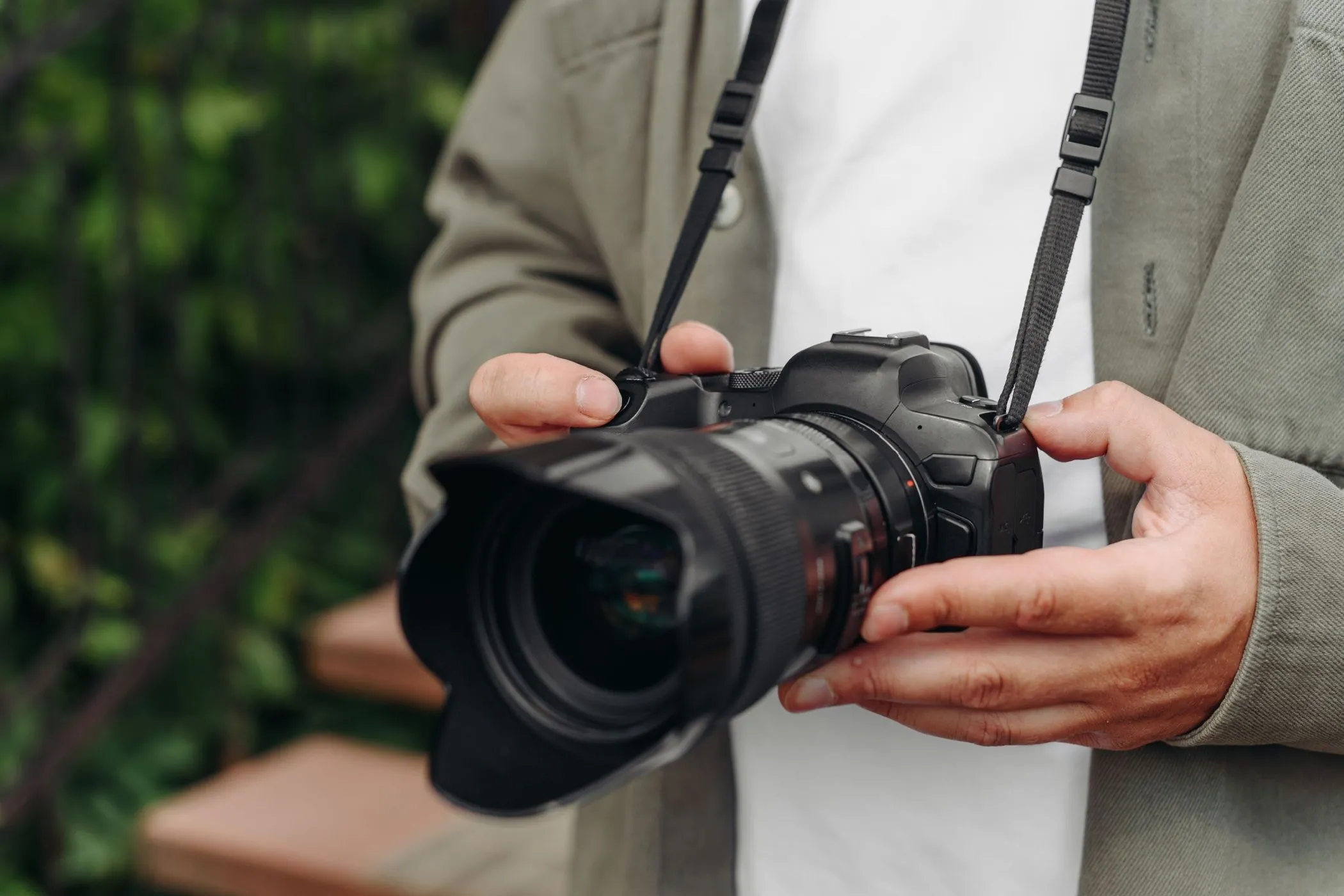 Nhiếp ảnh gia trẻ đang cầm máy ảnh DSLR chụp hình