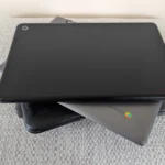 Nhiều chiếc Chromebook được xếp chồng lên nhau, minh họa tính nhỏ gọn của dòng laptop này.