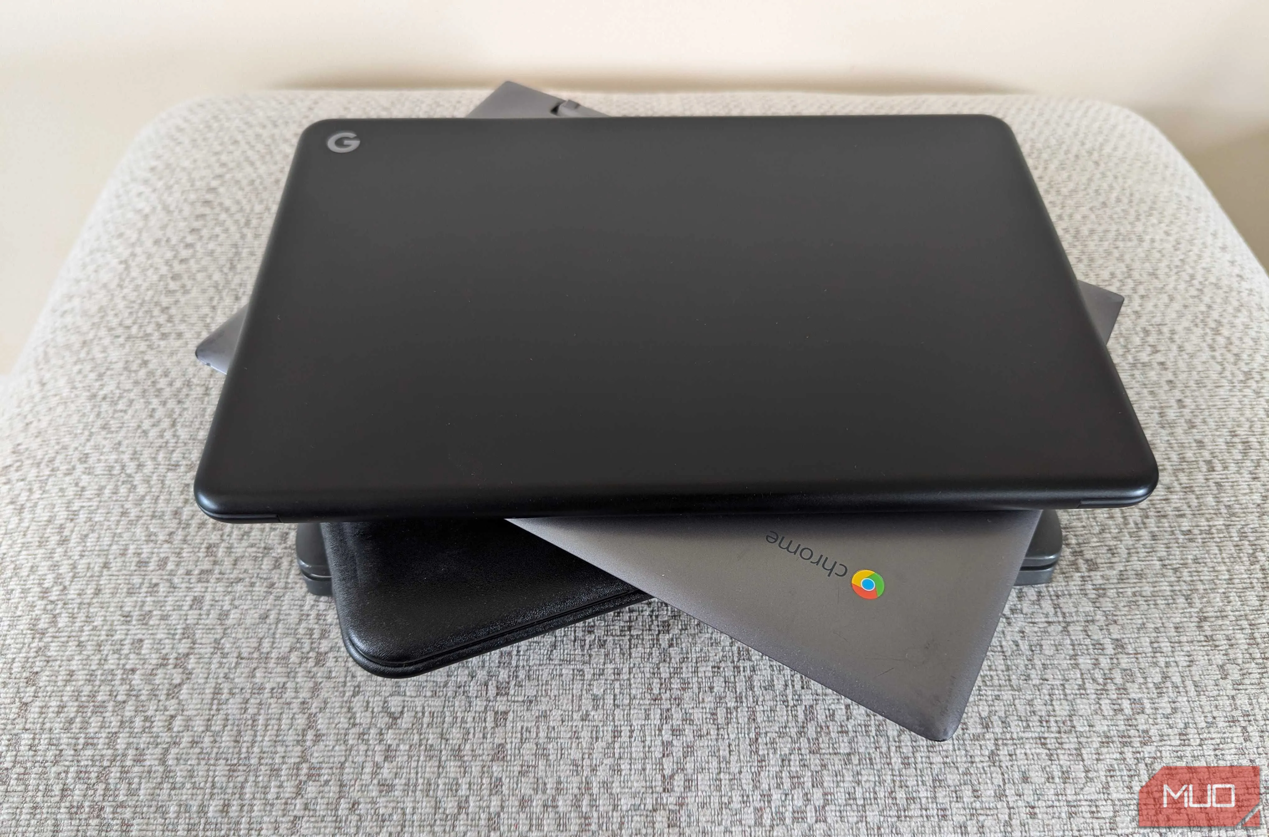 Nhiều chiếc Chromebook được xếp chồng lên nhau, minh họa tính nhỏ gọn của dòng laptop này.