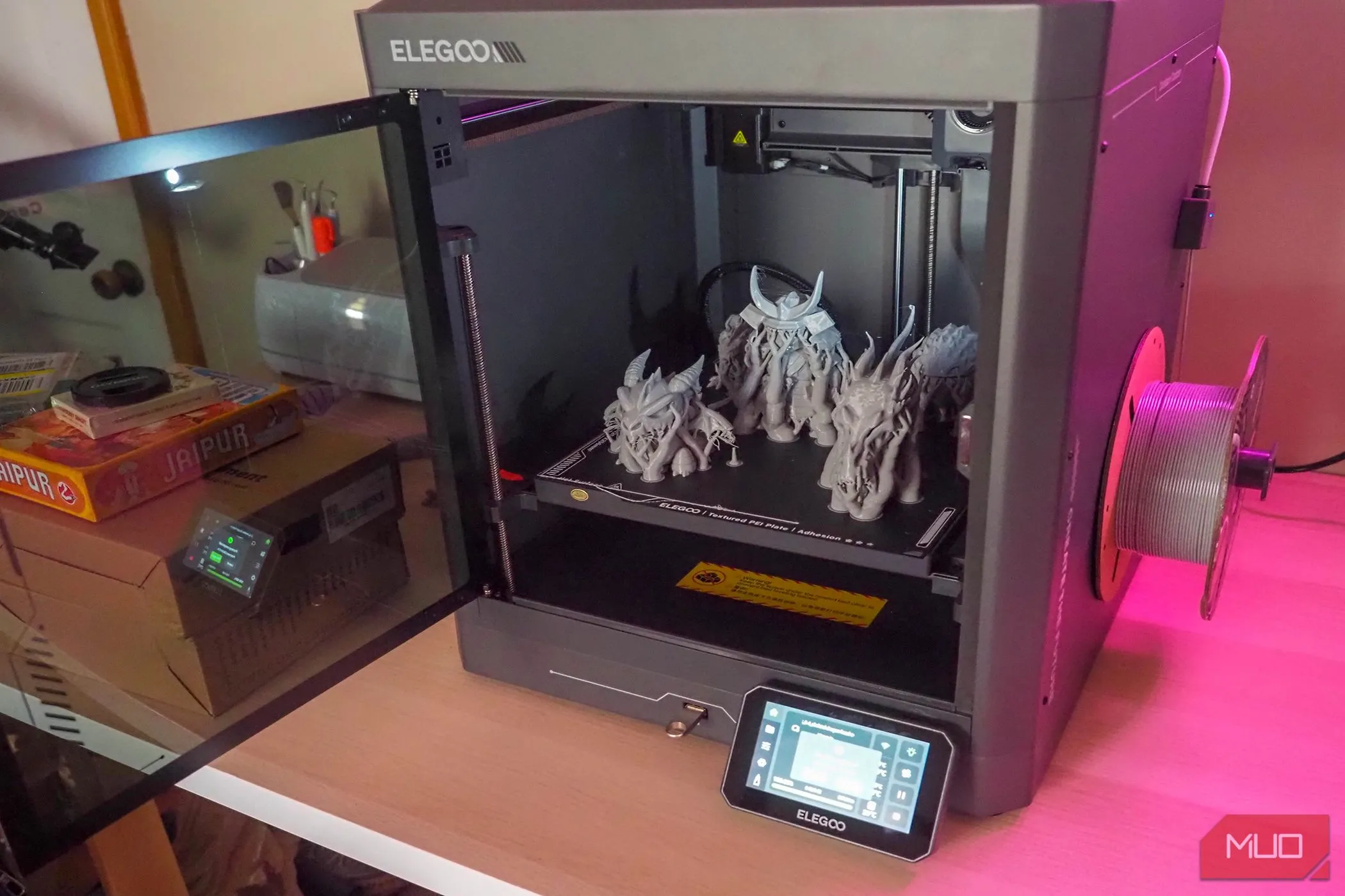 Nhiều mô hình miniature được in 3D đồng thời trên Elegoo Centauri Carbon