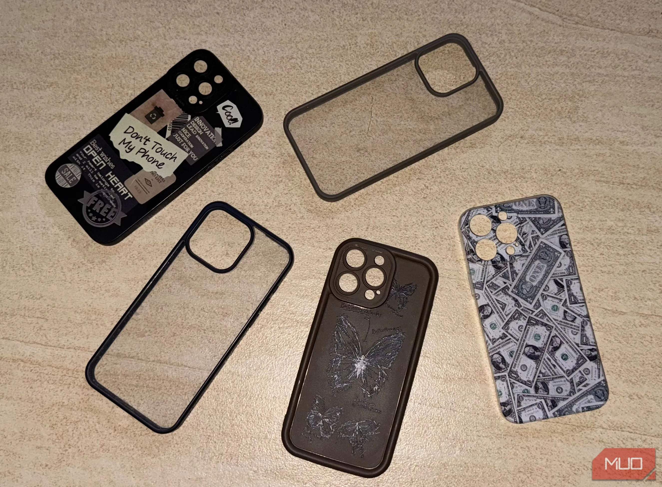 Nhiều ốp lưng điện thoại iPhone 15 Pro Max đặt trên sàn, cho thấy vai trò bù đắp độ dày của ốp lưng cho điện thoại siêu mỏng