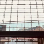 Nội thất thư viện với những kệ sách cao và lối đi hẹp