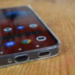 Nothing Phone 1 trong ốp lưng trong suốt với cổng sạc lộ rõ