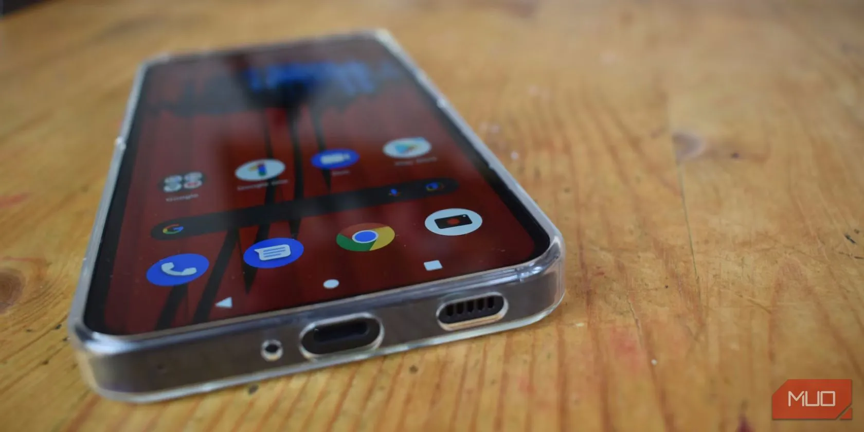 Nothing Phone 1 trong ốp lưng trong suốt với cổng sạc lộ rõ
