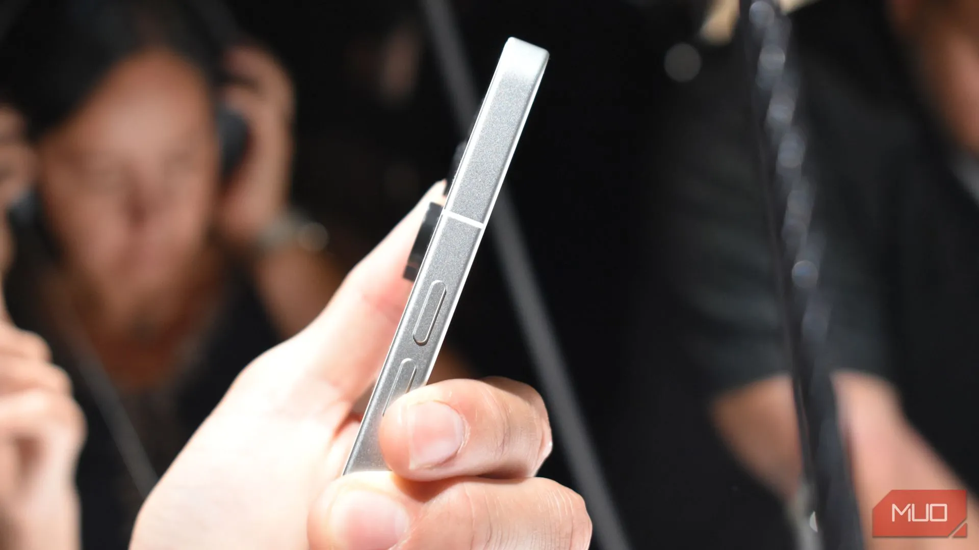 Nothing Phone 3 với góc nghiêng làm nổi bật thiết kế mỏng.