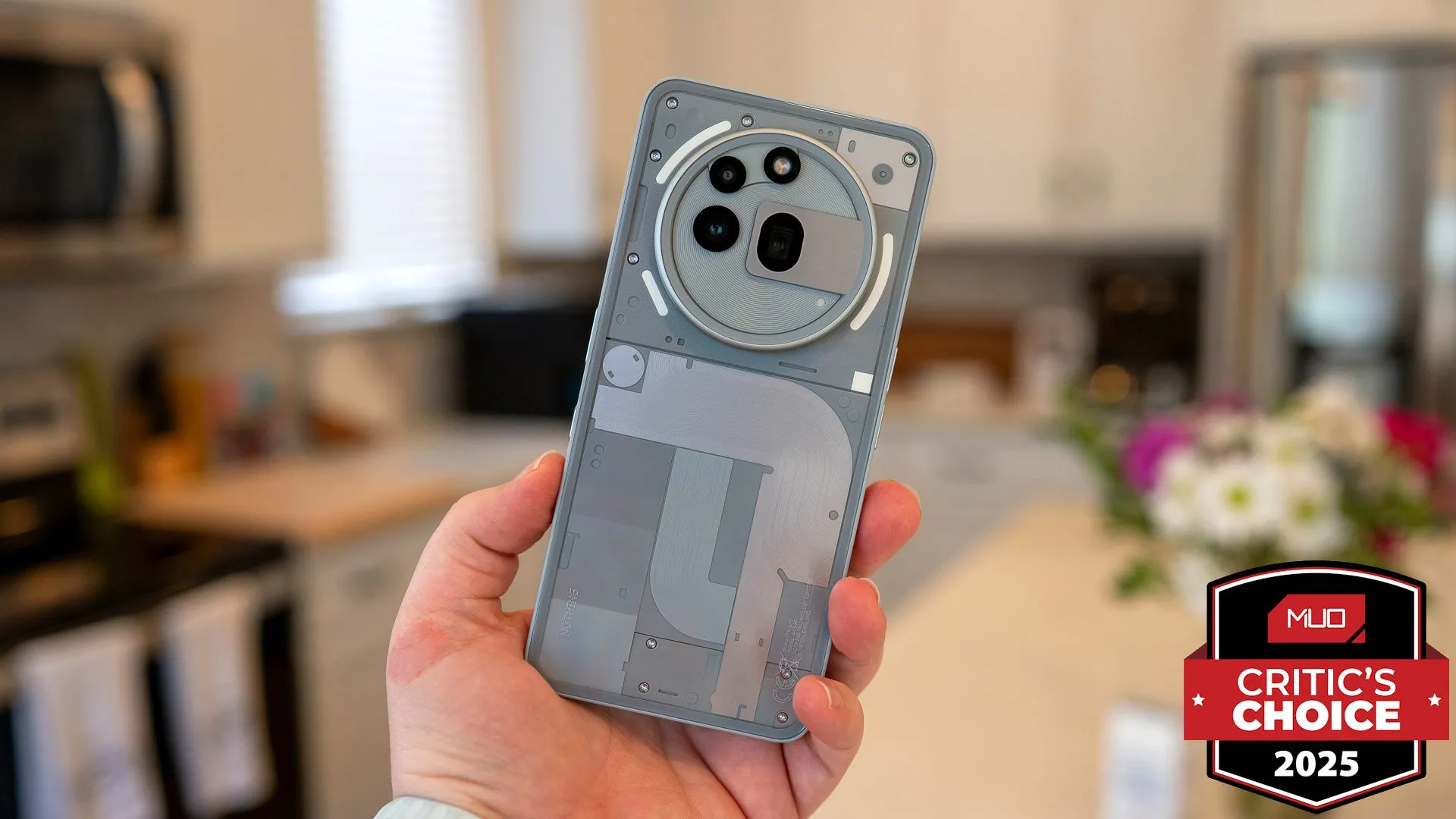 Nothing Phone (3a) Pro với thiết kế trong suốt đặc trưng được cầm trên tay tại MWC 2025.