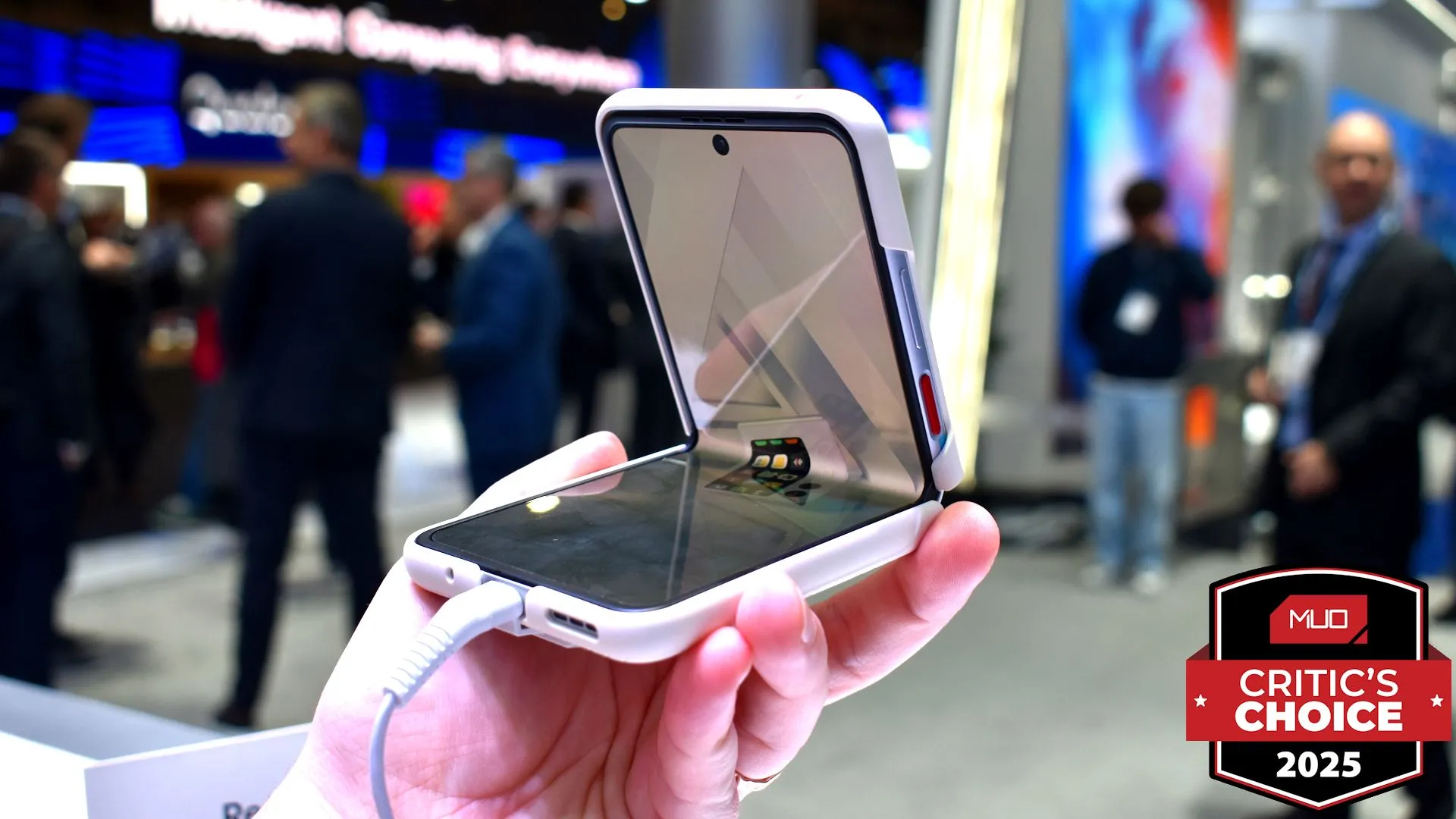 Nubia Flip 2 5G ở trạng thái gập nhẹ, hiển thị nếp gấp màn hình tại MWC 2025.