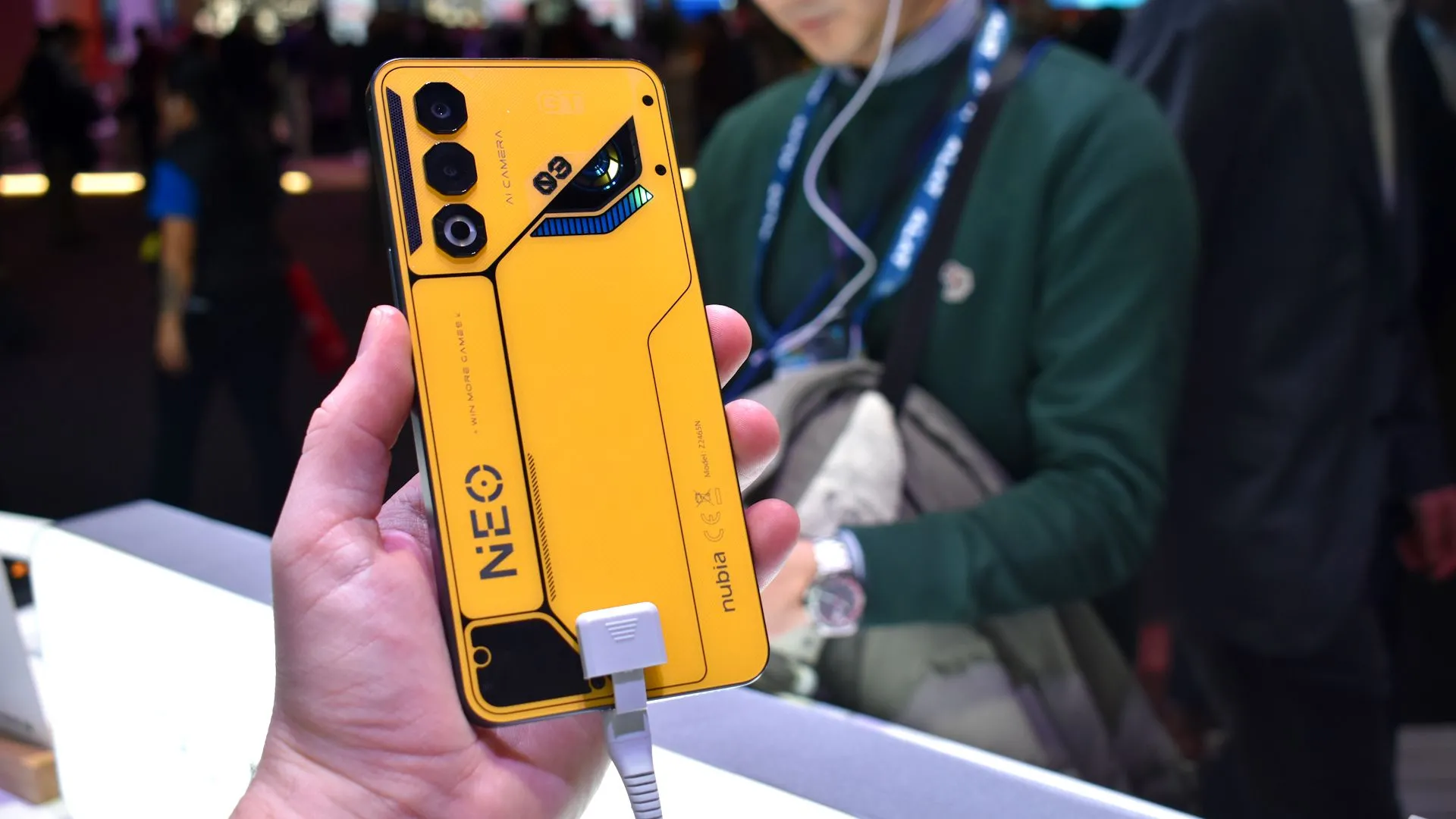 Nubia Neo 3 GT 5G với mặt lưng màu vàng nổi bật tại triển lãm MWC 2025.