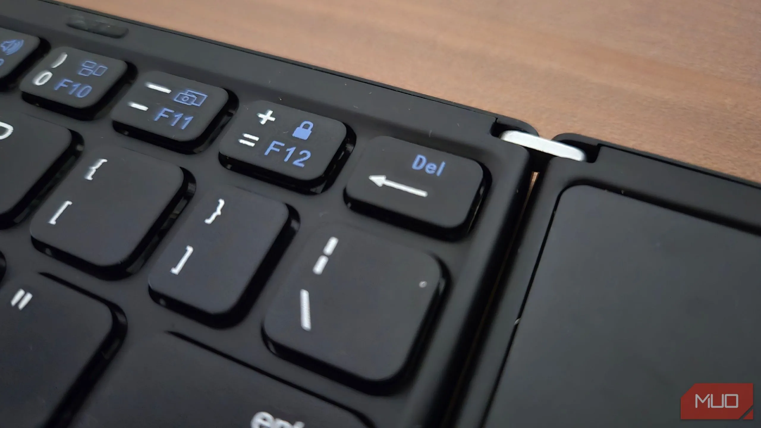 Nút Backspace nhỏ bất thường trên bàn phím Bluetooth gập